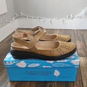 Aerocushion Womens Mary Jane Tan Lightweight Women's Flats (8.5‎ Wide)